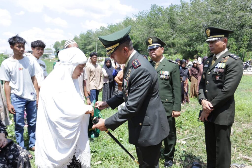 Dandim 0208/Asahan Bertindak Sebagai Irup Pada Pemakaman Serda Suwanto di TPU Al-Firdaus Kisaran Barat
