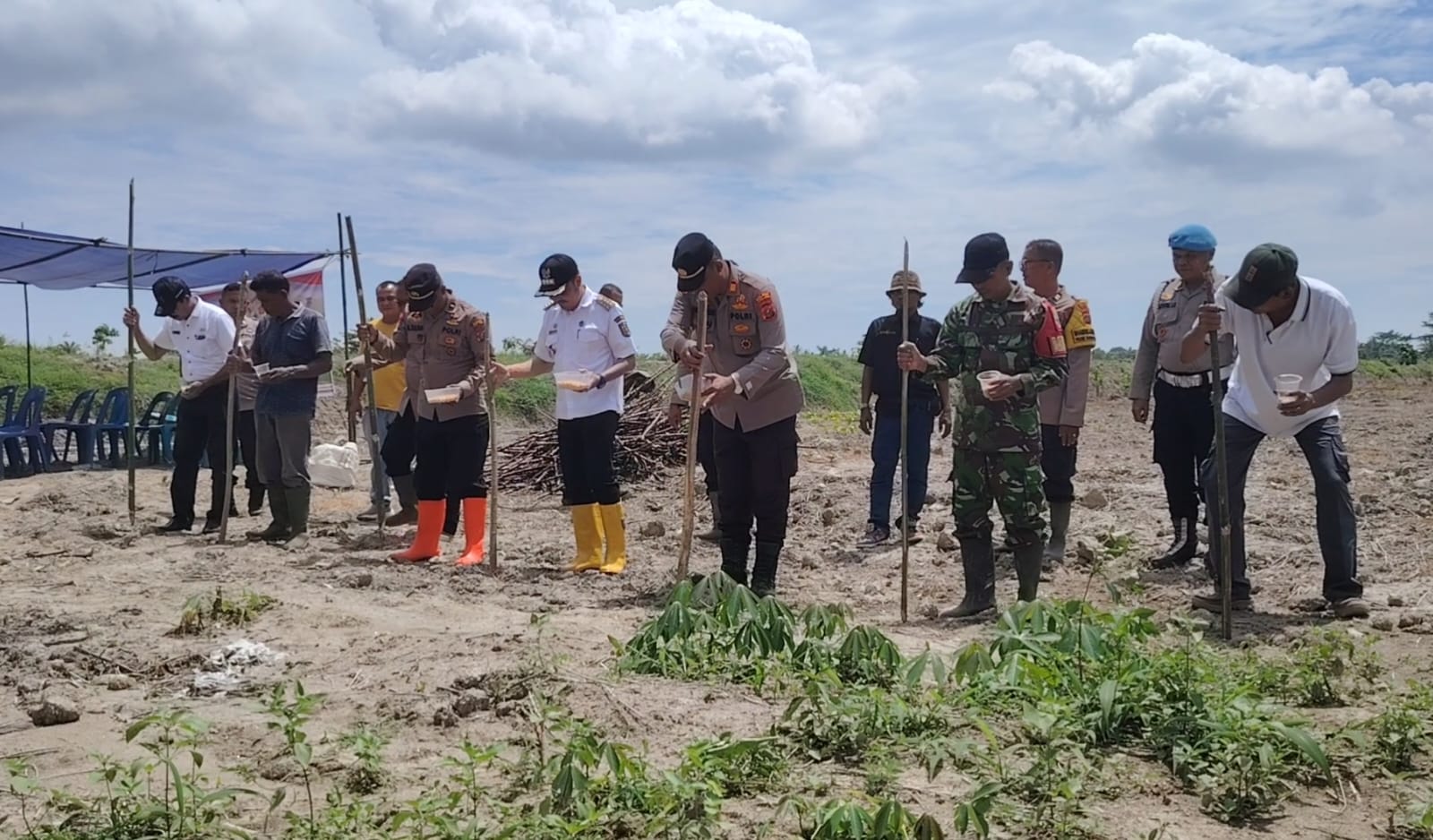 Penanaman Jagung Serentak Kuartal IV, Polsek Bandar Khalipah dan Forkopimcam Dukung Swasembada Pangan