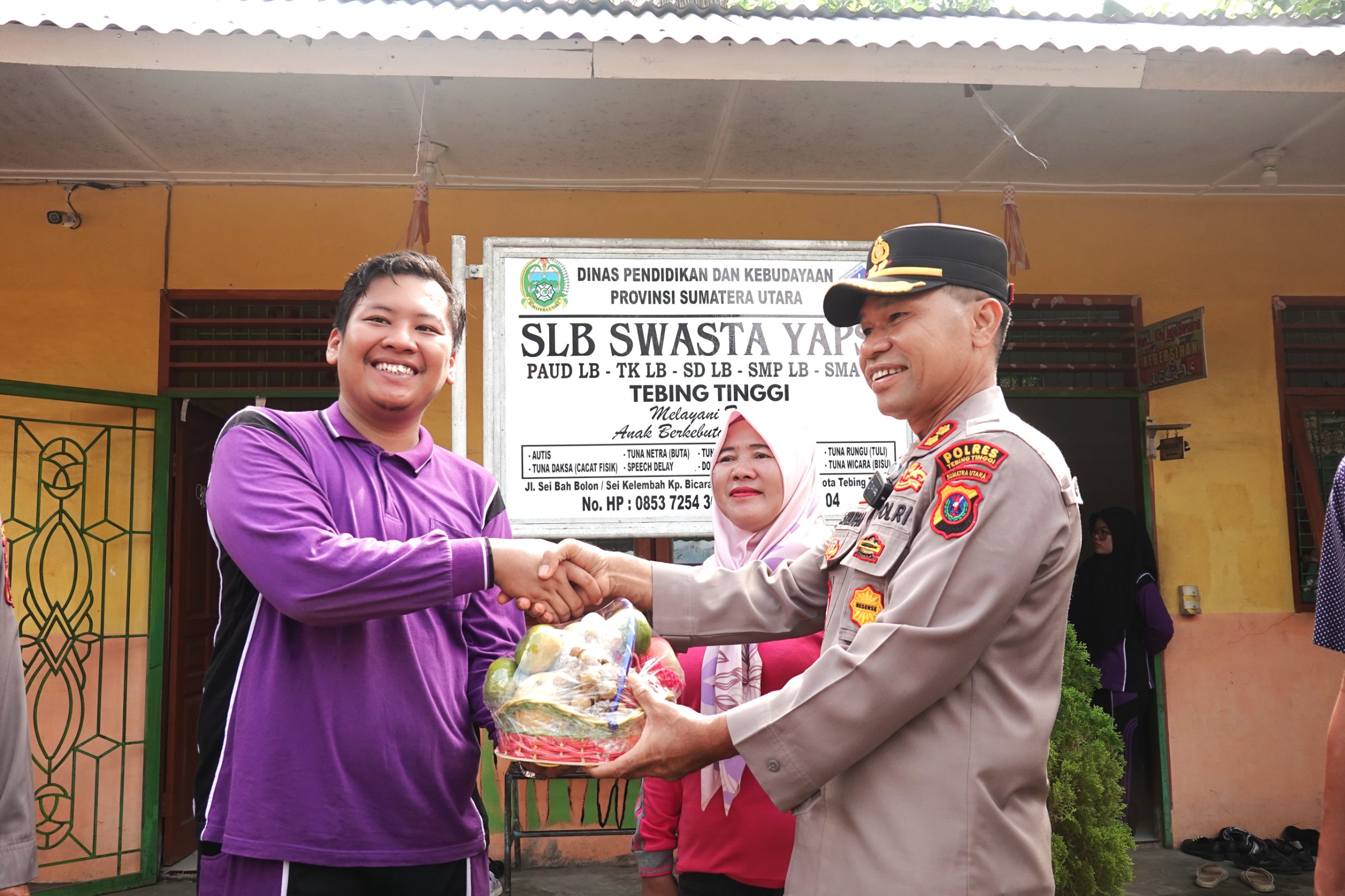 Perdana Makanan Bergizi Gratis Masuk SLB, Kapolres Dan Tim Satgas Pantau Distribusi Di Swasta Yapsi