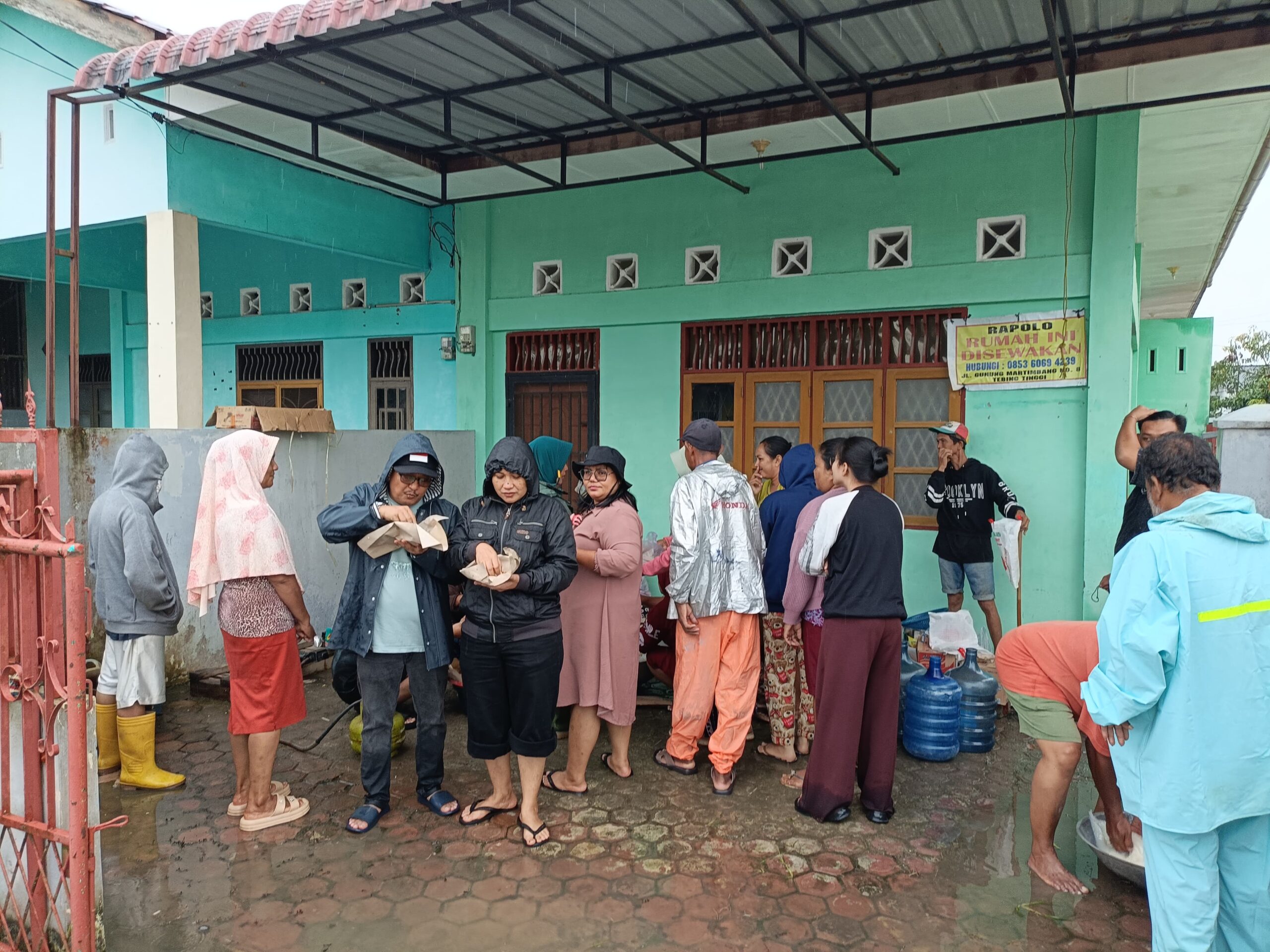 Apresiasi buat Delpin Barus DI dampingi Sang Istri ibu mulyani Saragih didirikan dapur umum dan open donasi untuk bencana banjir di kecamatan rambutan kelurahan kampung lalang
