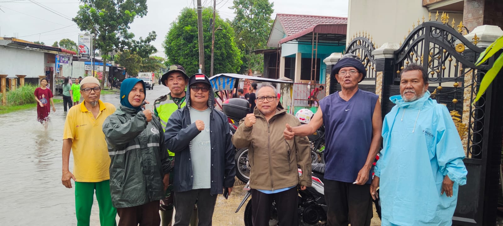 Delpin Barus Buka Dapur umum Untuk Tampung Masyarakat Yang Terkena Banjir