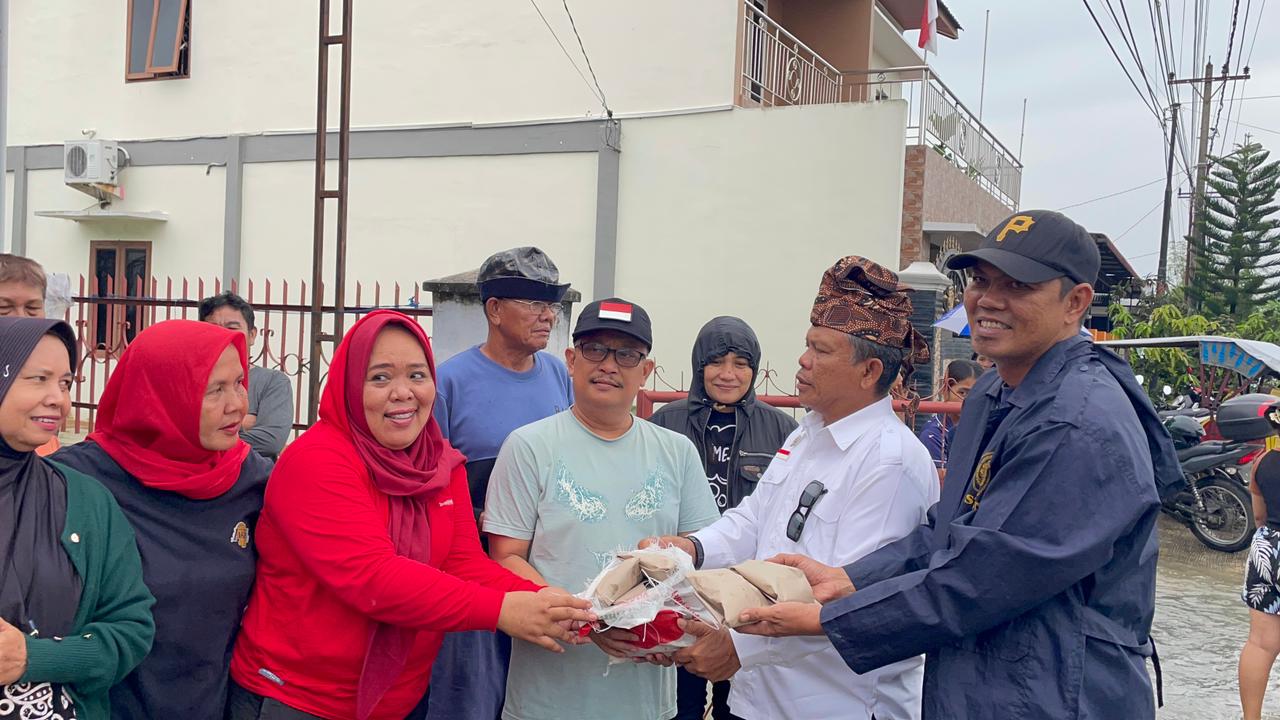 Delpin Barus Buka Dapur umum Untuk Tampung Masyarakat Yang Terkena Banjir