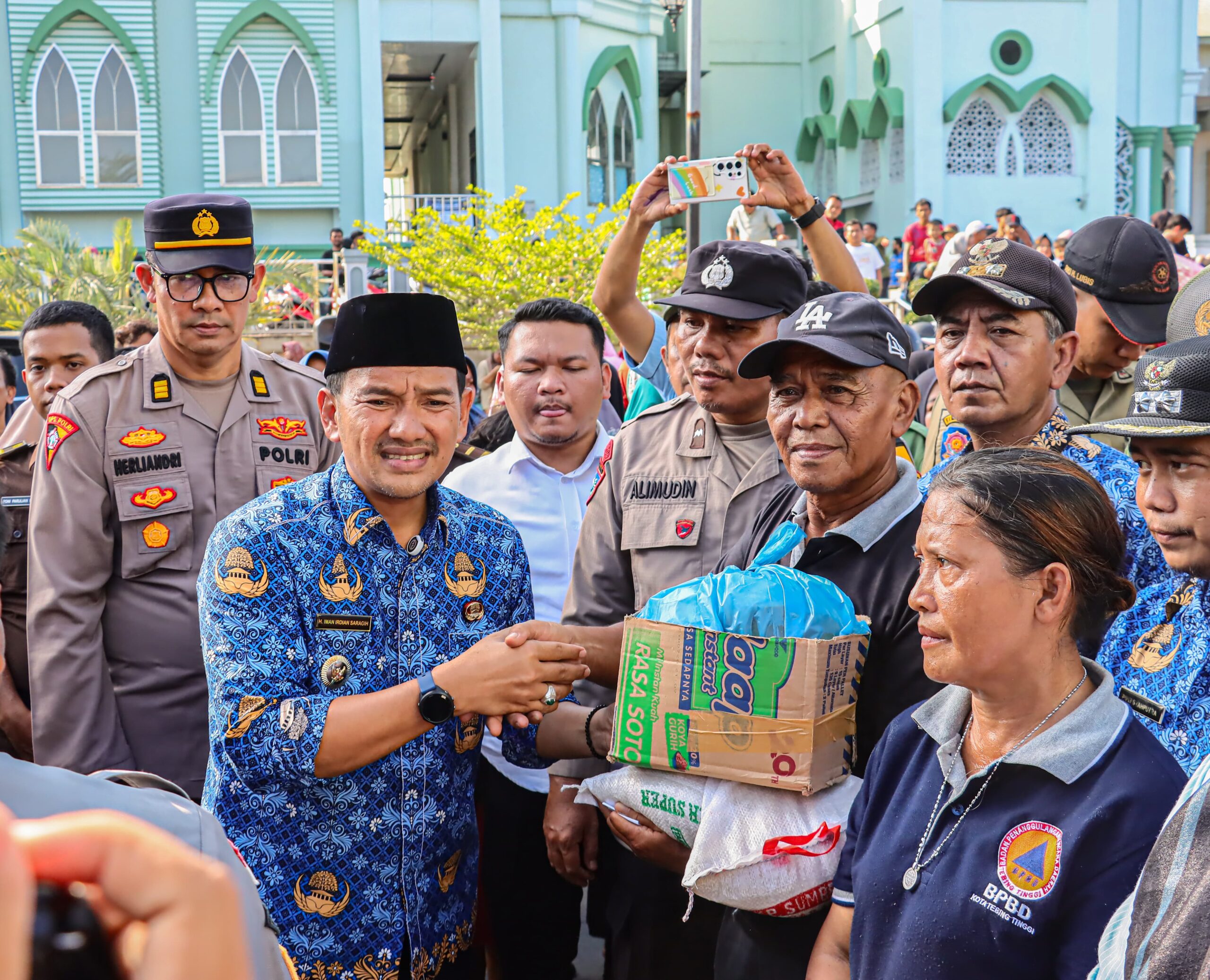 Peduli Warga Terdampak Banjir, Kapolres Tebing Tinggi dan Walikota Turun Langsung Salurkan Bansos