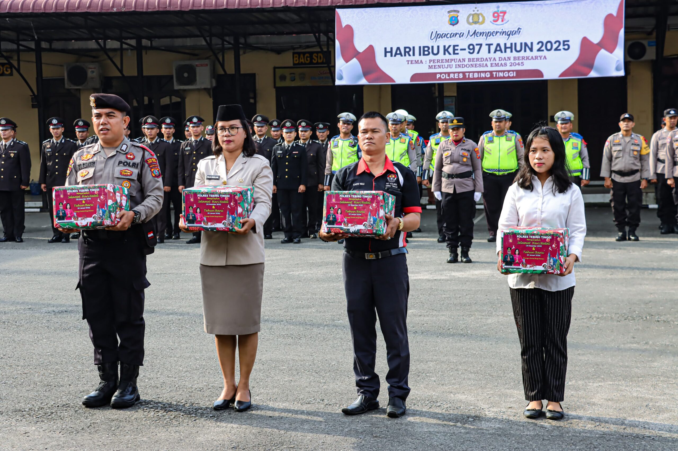 Kapolres Tebing Tinggi Serahkan Bingkisan Nataru kepada Personel dan Wartawan