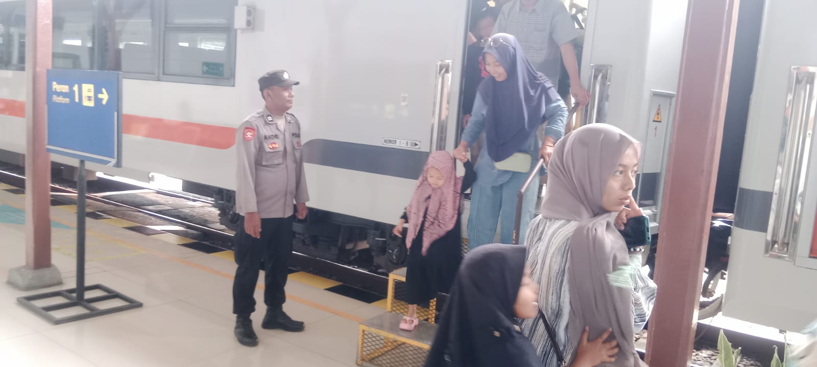 Polsek Padang Hilir Laksanakan Pengamanan Angkutan Nataru di Stasiun KA Tebing Tinggi