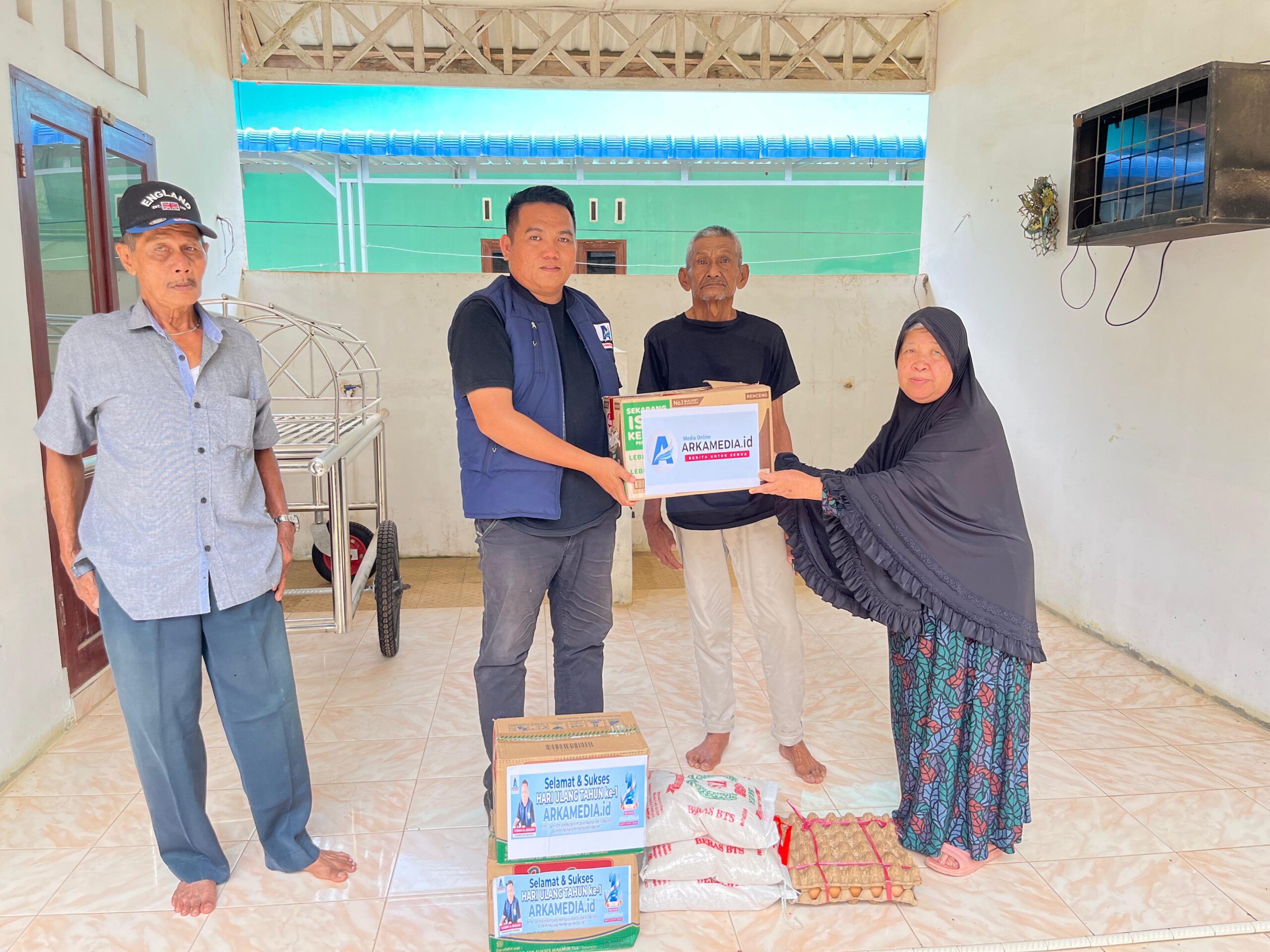 Wujud Syukur HUT ARKAMEDIA, Yusnar Al-Banjari Berbagi ke Panti Jompo di Kecamatan Teluk Mengku