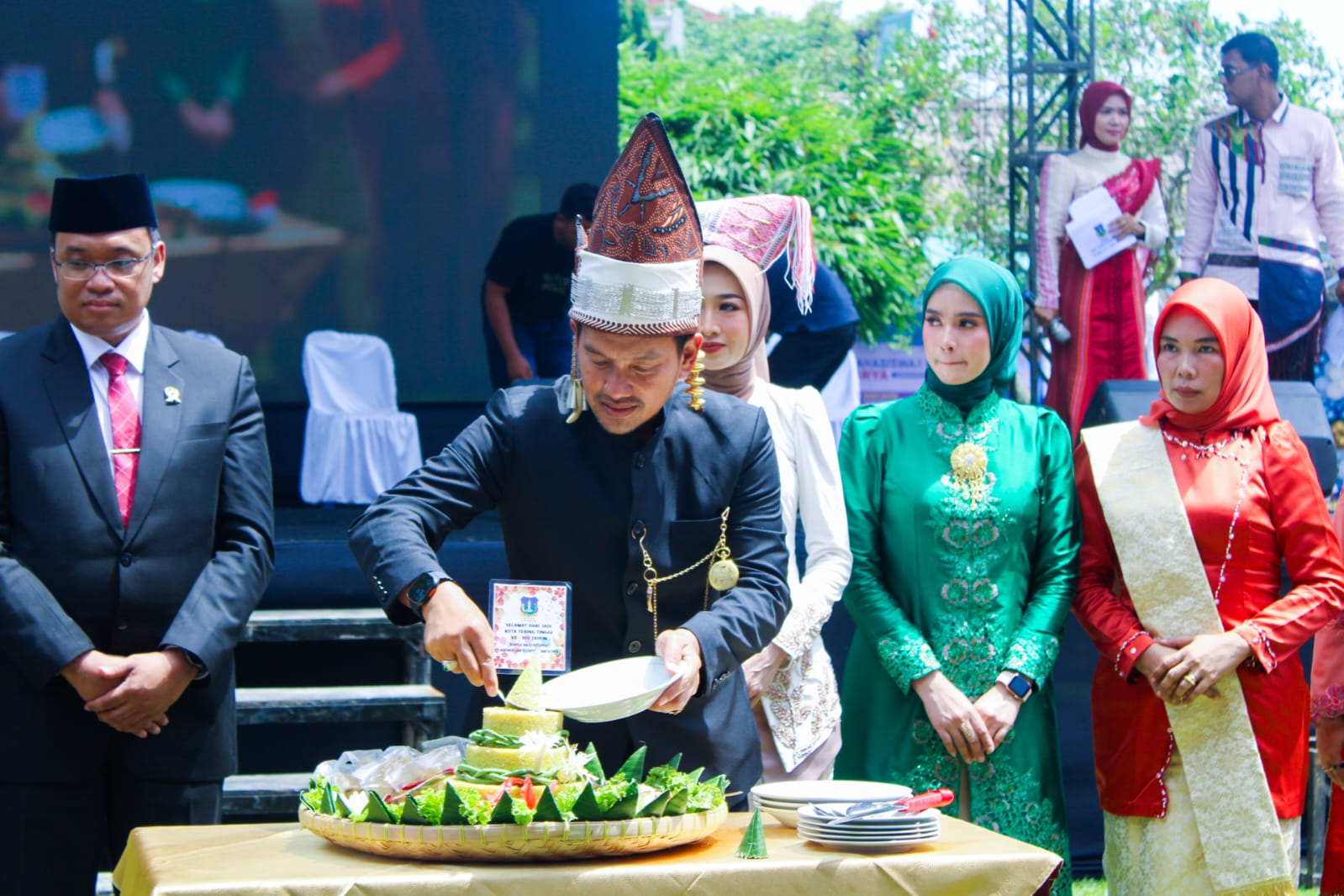 Peringatan Hari Jadi Ke – 109 Kota Tebing Tinggi : Wali Kota PaparkanCapaian Strategis Dalam Paripurna DPRD Hingga Penyerahan Bantuan Pertanian di Halaman